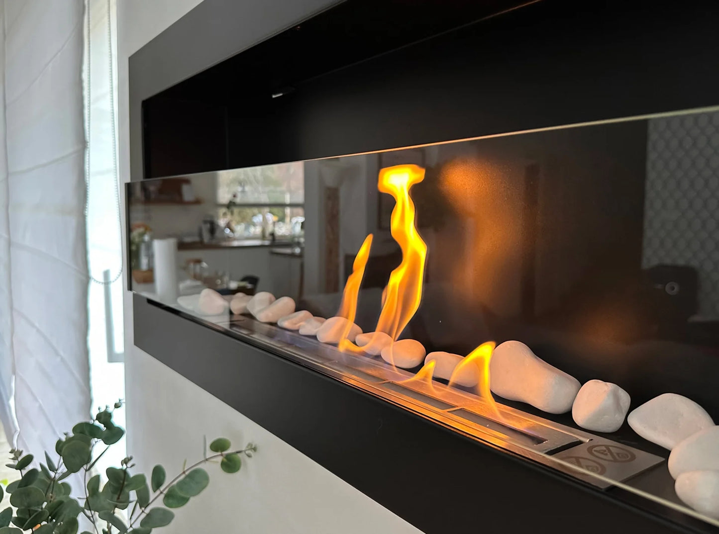 De Bio ethanol haard 900x400 met glas in zwarte structuurafwerking